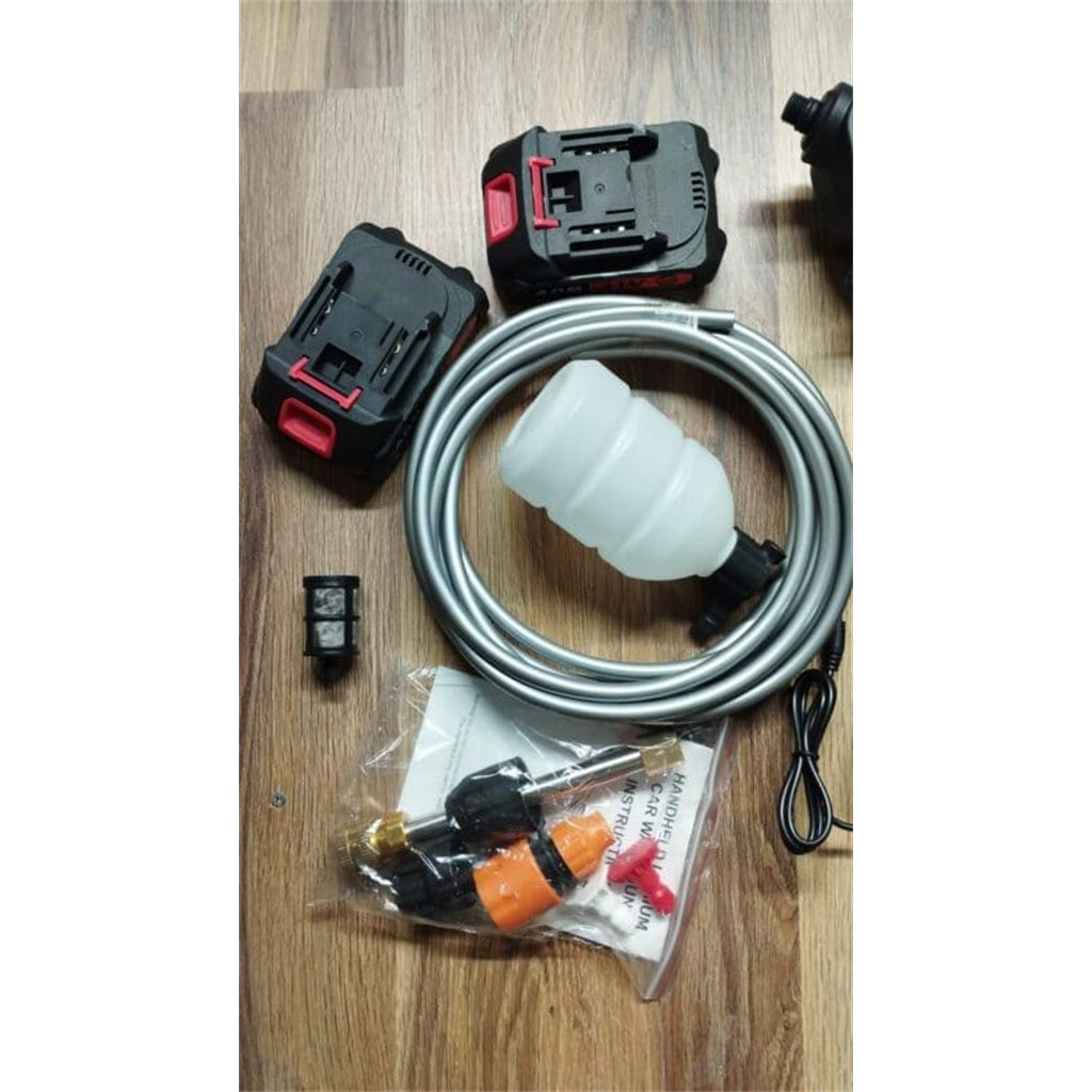 Accesoriile pistolului de spălat pe o masă de lemn